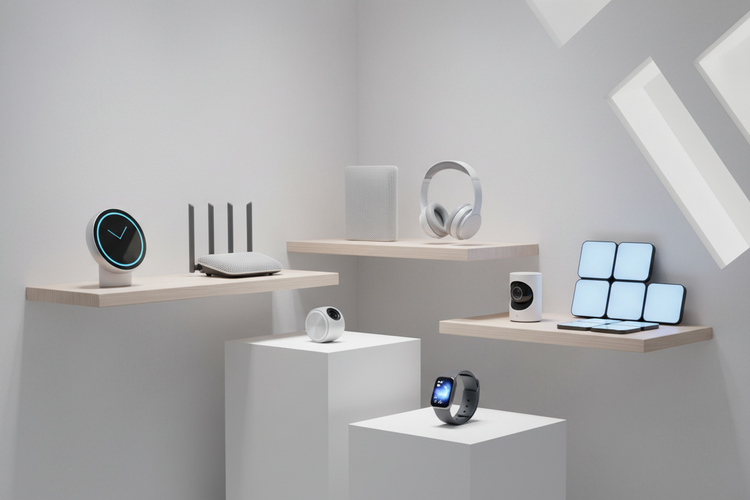 Detaljerad röd leksaksbrandbil med stege, vattenkanon och ljus, SmartnessBuyShop produktfoto.