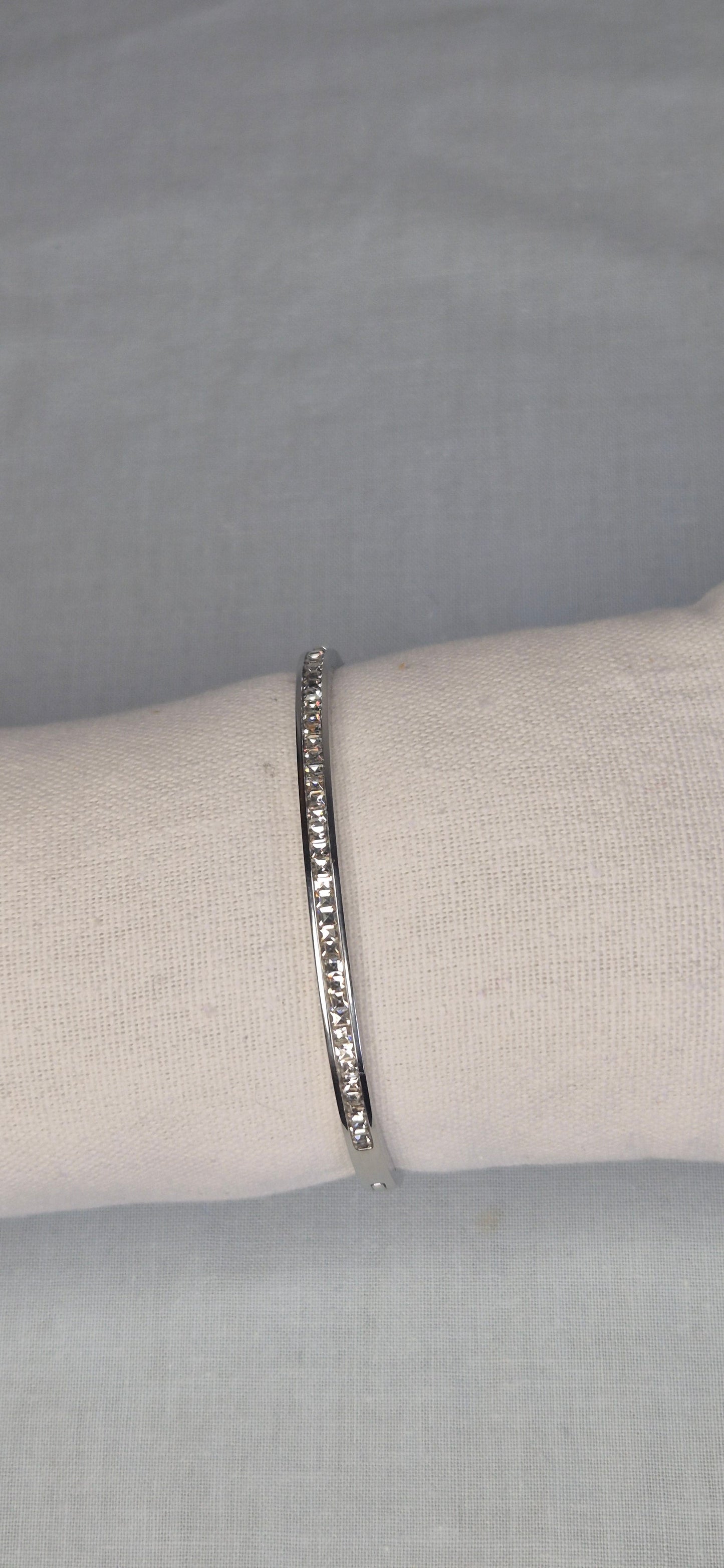 Glaciär Kristallbangle - Elegant Silverarmband med Ljuskristaller